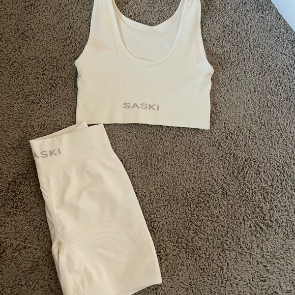 Saski seamless biker shorts and scoop top butter - Picture 5 of 6